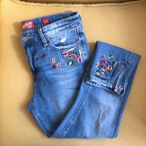 Embroidered+distressed jeans